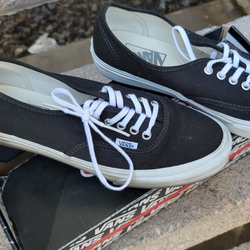Vans Classic Black/w White Sole Skater Shoes Size 8